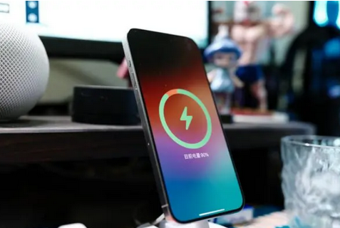 德清苹果15换屏服务分享用什么充电器给iPhone15充电更好 